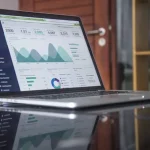 حاسوب يظهر على شاشته نظام متكامل لمتجر الكتروني